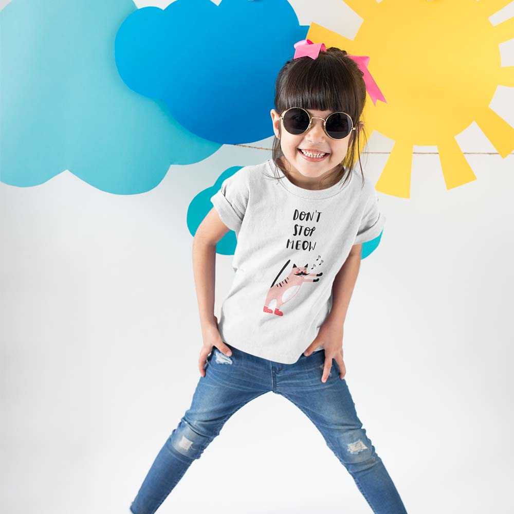 happy-girl-wearing-a-t-shirt-mockup-and-round-sunglasses-under-sky-decorations-a19478-(1) happy girl wearing a t shirt mockup and round sunglasses under sky decorations a19478 1